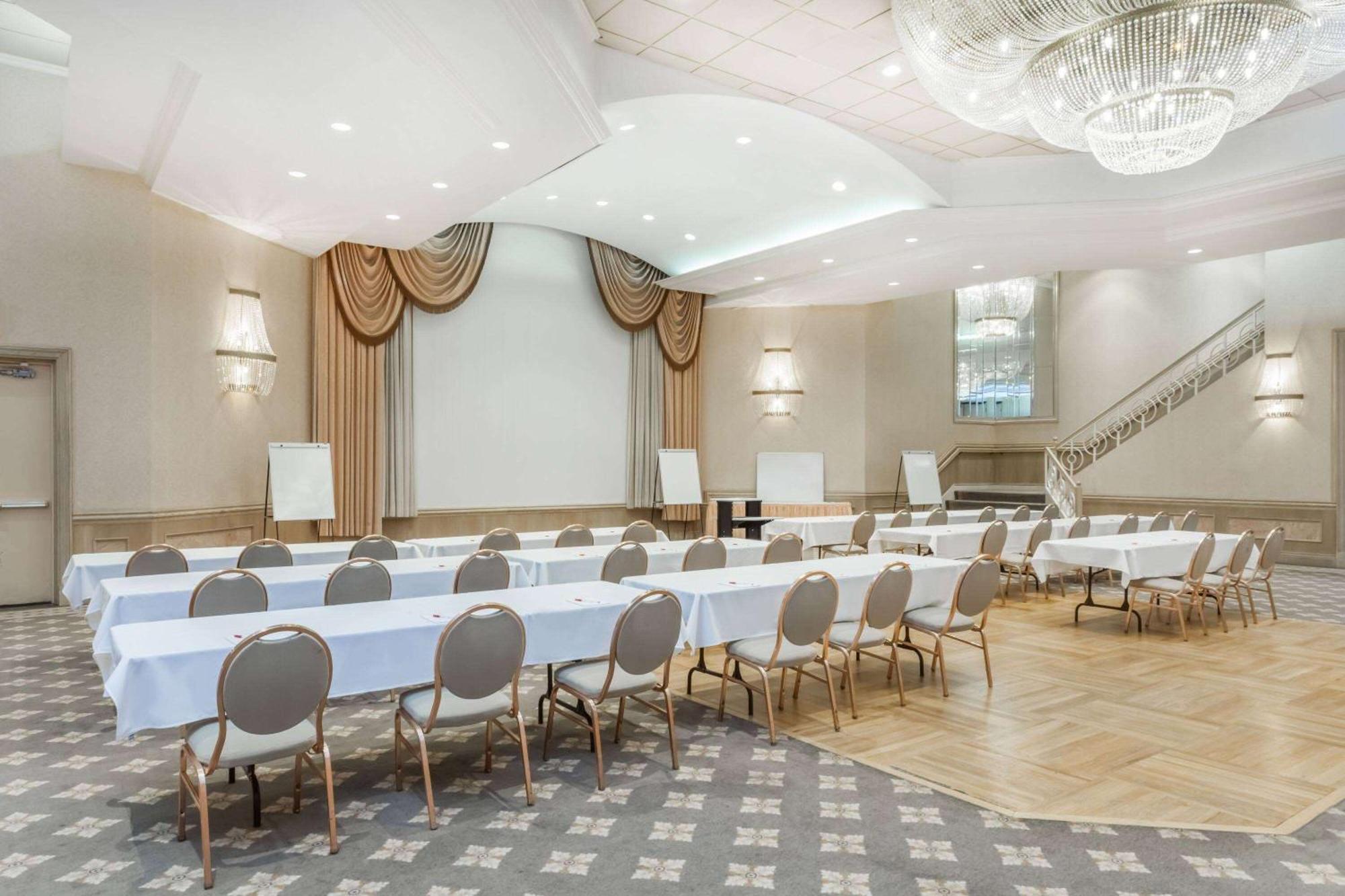 Ramada By Wyndham Hammond Hotel & Conference Center Bagian luar foto