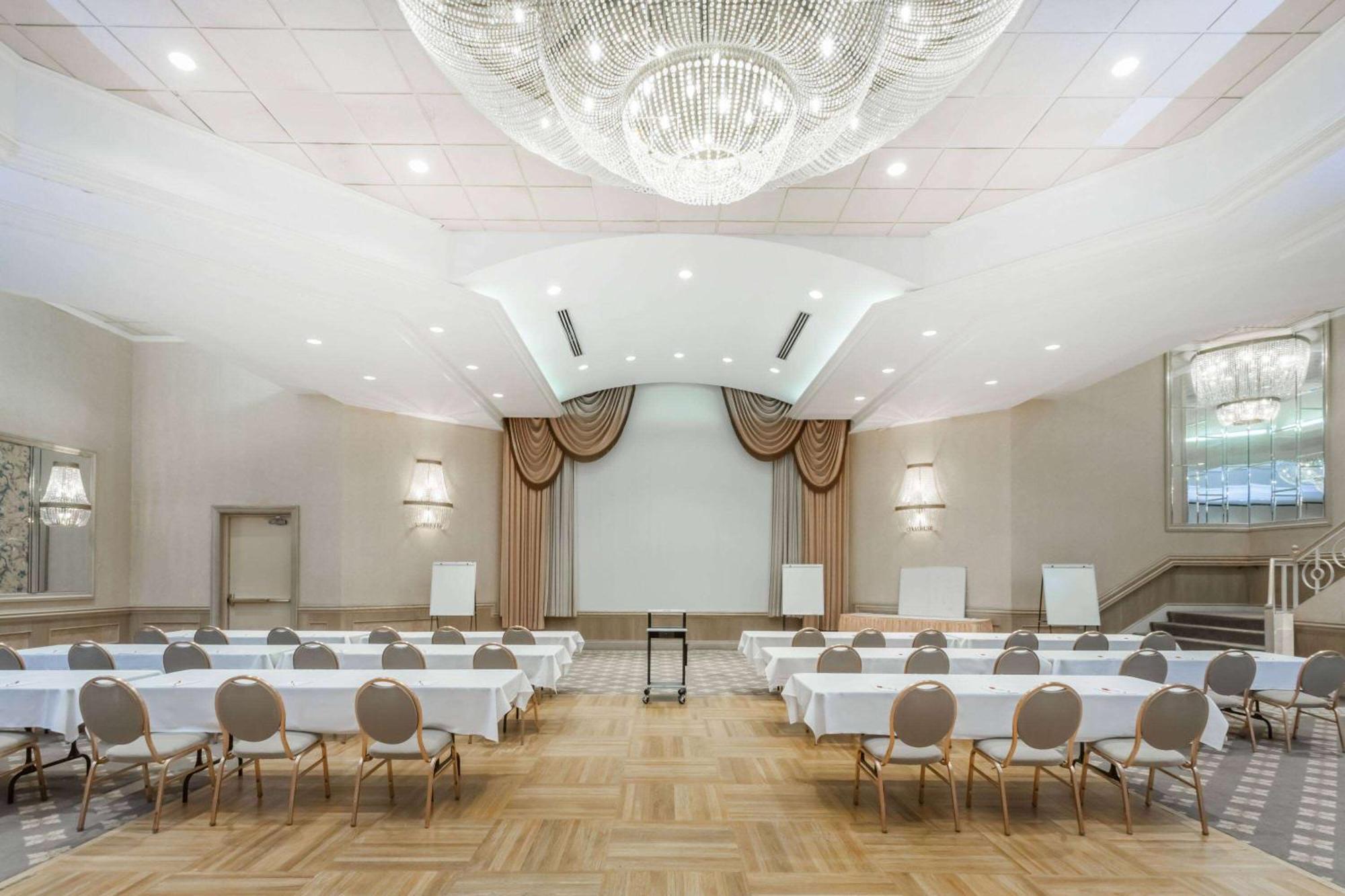 Ramada By Wyndham Hammond Hotel & Conference Center Bagian luar foto